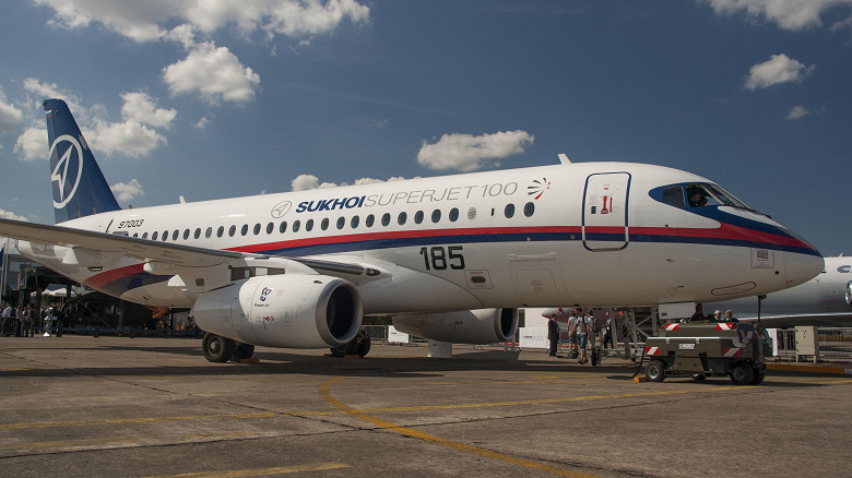 Фото - В двигателях самолетов RRJ-95 (Sukhoi Superjet) и CRJ-200 (Bombardier) обнаружили камни