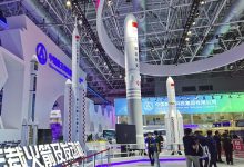 Фото - Китай показал на авиасалоне в Чжухае новое поколение сверхтяжелой ракеты для лунной программы. Ее высота – с 30-этажный дом
